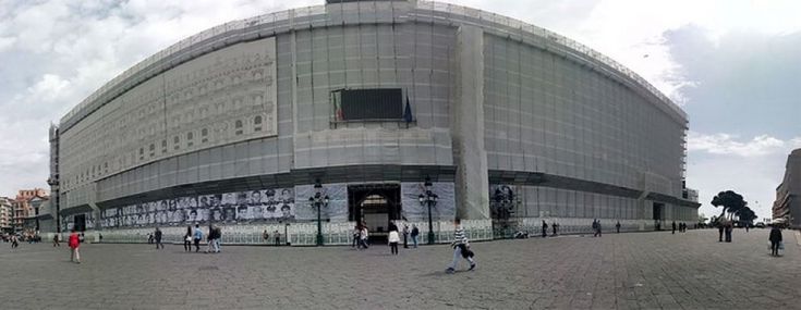  #Noninvano, i volti delle vittime innocenti della malavita sulla facciata di Palazzo Reale 