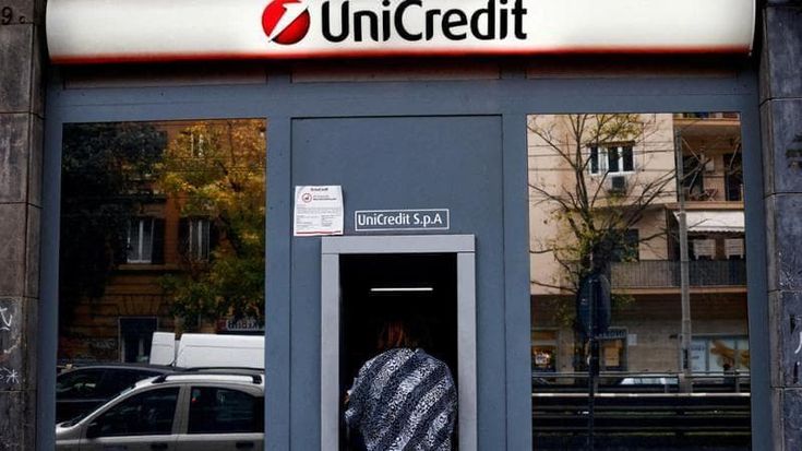 Ventuno lavoratori esterni fanno causa a Unicredit, il giudice: “Vanno tutti assunti”