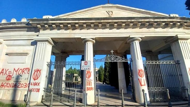 Cimitero deturpato dai No Vax: scritte sulla facciata dell’ingresso monumentale, denuncia contro ignoti