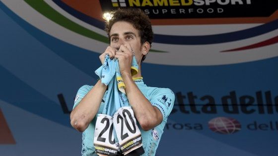 Ciclismo, Fabio Aru vince con la maglia di Scarponi: è il nuovo campione italiano