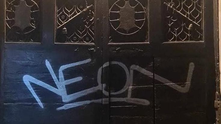 Napoli, imbrattato il portone quattrocentesco di Palazzo Carafa, ripulito in mattinata