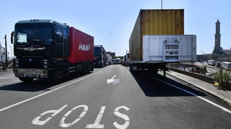 Carburanti, la richiesta dei camionisti: “Il governo ci convochi, più sconti su pedaggi e tasse”