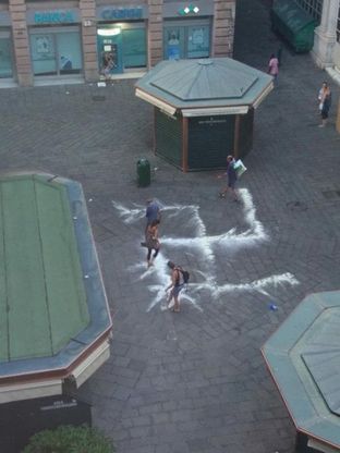 Una enorme svastica in piazza Banchi