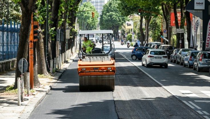 Giro d'Italia a Napoli, corsa a tappare le buche: alcune strade riasfaltate solo a metà