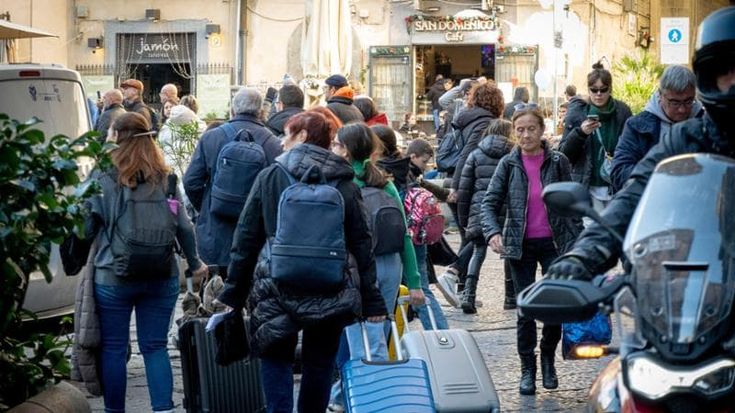 Turismo, folla in strada ma si dorme meno in città: allarme di albergatori, ristoratori e B&b