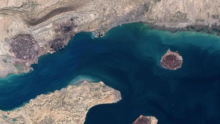 Guerra in Iran, news. Trump: “Teheran senza leader, a Hormuz passano 30 navi a notte”
