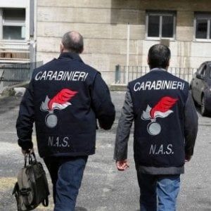 Carne e pesce scaduti, pessime condizioni igieniche: blitz dei Nas in ristorante di Rimini