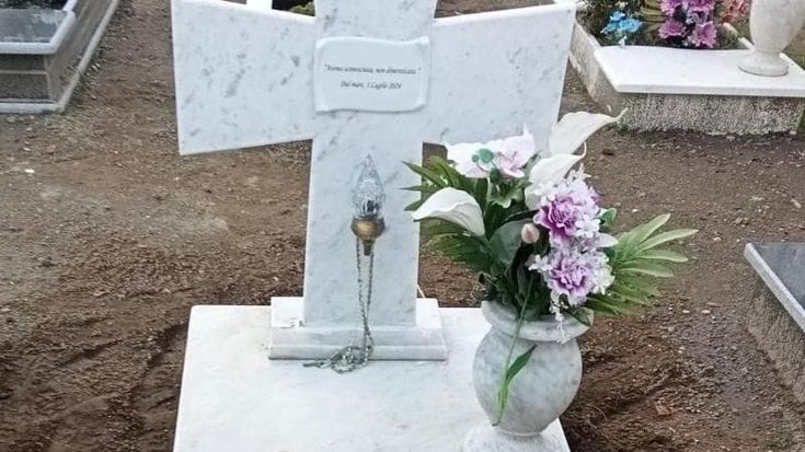Procida “adotta” il cadavere ignoto arrivato via mare: “È un migrante”