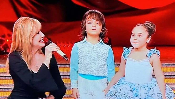 Coppia di baby ballerini incanta a Ballando con le stelle: Adele e Leonard hanno 5 e 6 anni e ora li vuole anche Mara Venier