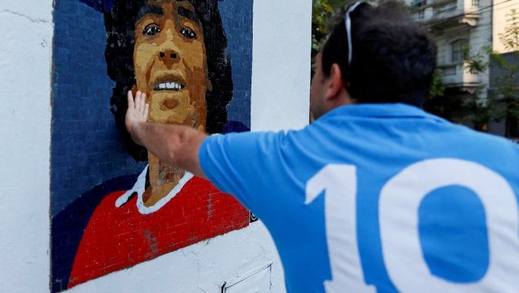 Morte Maradona, l'infermiere: "Mi avevano ordinato di non svegliarlo"