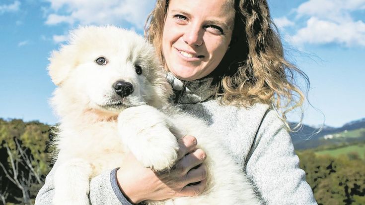 La donna che alleva cani per difendersi dai lupi