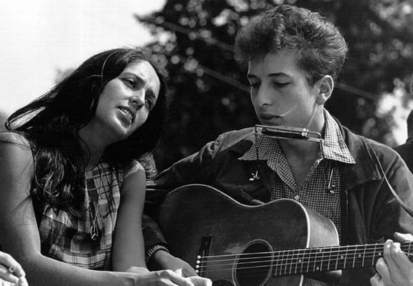 Joan Baez, nostra signora della libert&agrave;. Tra musica e impegno oltre 50 anni di carriera