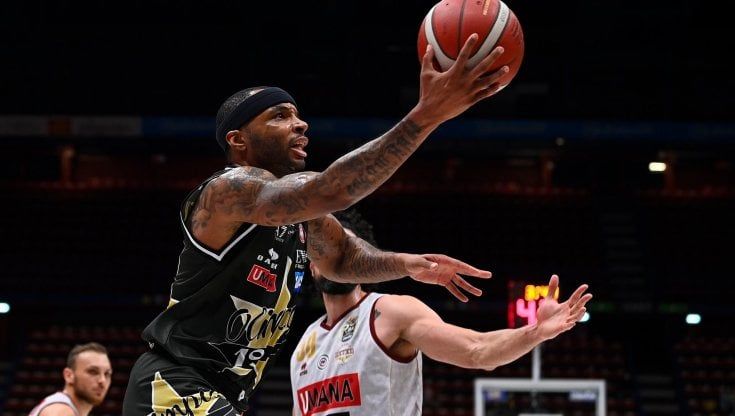 Playoff di basket: Milano travolge Venezia in gara 2, finale a un passo