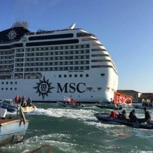 Venezia, barchini a remi contro le navi da crociera in laguna