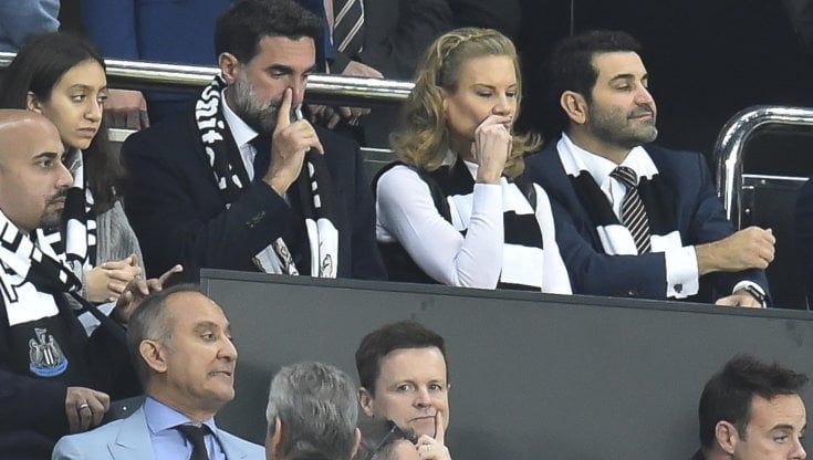 Premier, club contro il Newcastle saudita: congelati accordi con sponsor
