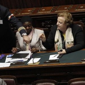 Decreto carceri, manette alla Camera sul banco del governo prima dell'ok alla fiducia