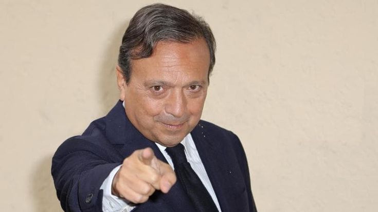 Piero Chiambretti: “Sono terrorizzato dalle donne. A mia figlia insegno la libertà di pensiero e le auguro di somigliare a mia madre”