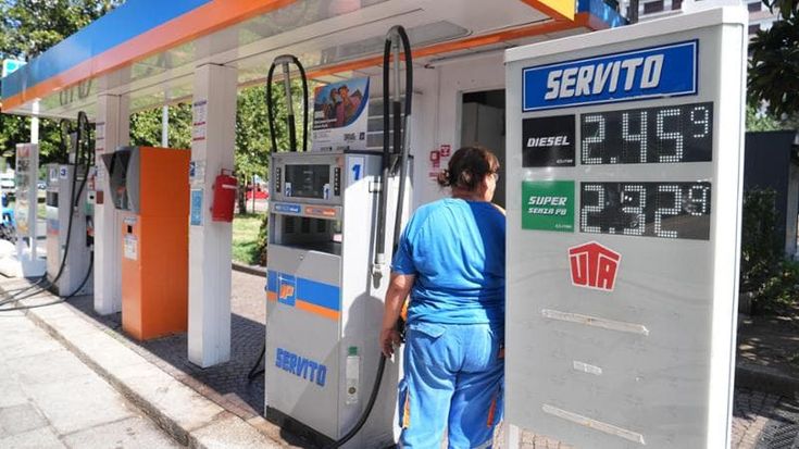 Caro-benzina, i lavoratori: “Non ce la facciamo più. Le spese erodono ogni margine di guadagno”