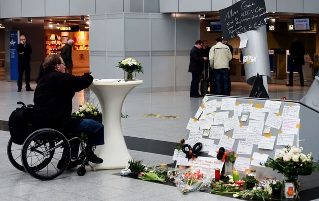 Disastro Germanwings, biglietti di cordoglio all'areoporto di Düsseldorf