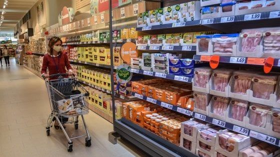 Milano città più cara d'Italia, la spesa costa tanto ma per la tassa sui rifiuti si spende meno che al Sud