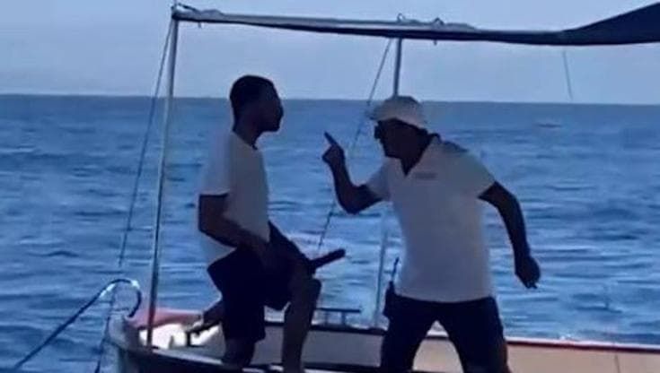 Risse alla Grotta Azzurra, il sindaco di Anacapri: “Sanzioni ai barcaioli, servizio da disciplinare”