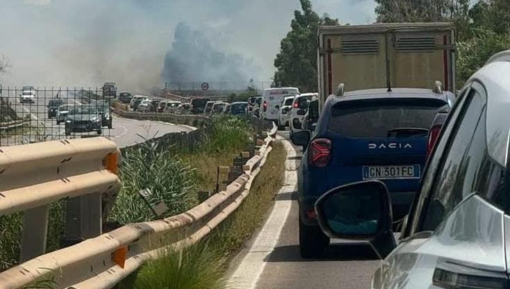 Incendio in prossimità dell’autostrada, riaperto il traffico a Termini Imerese