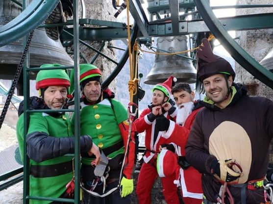 A Valbondione Babbo Natale e gli elfi arrivano con la teleferica