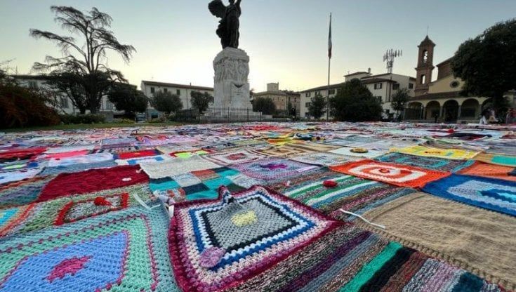 Le coperte contro la violenza sulle donne scaldano piazza della Vittoria a Empoli