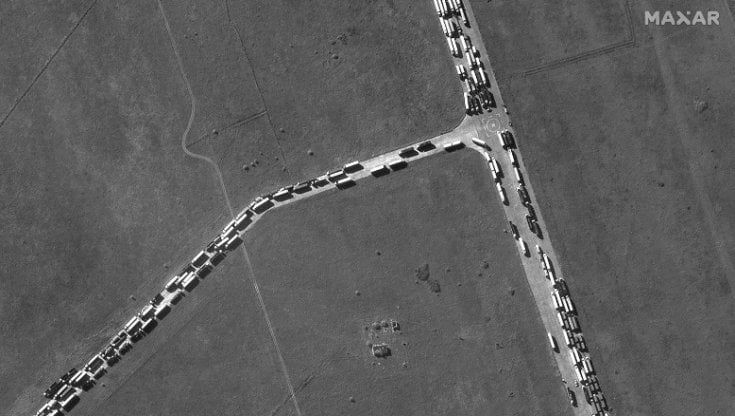 Le immagini satellitari mostrano le code chilometriche di camion per arrivare in Crimea dopo l'attacco al ponte