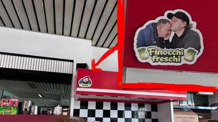 Adesivo omofobo al bar della Motorizzazione di Milano: la denuncia di Luca Paladini sui social