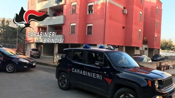 Brindisi, uccide la madre in casa con 5 coltellate: arrestato 23enne