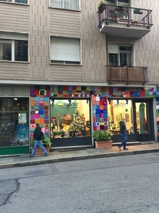 Torino, un abito di lana per i lampioni di via Montebello