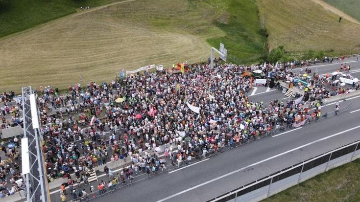 Brennero, riapre l’autostrada chiusa per manifestazione. Sabotata la ferrovia: “pista eco-anarchica"