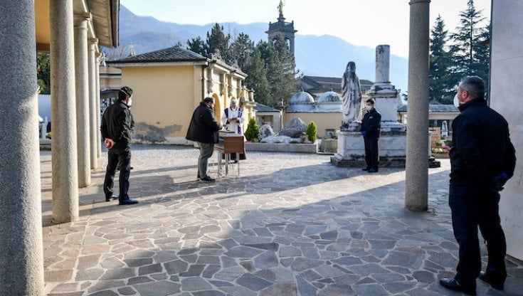 Più morti in casa, meno in ospedale: l'anomalia della seconda ondata in Piemonte