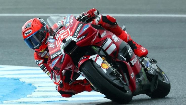 Marc Marquez cade, si rialza e vince la Sprint del Gp di Spagna. Bagnaia è secondo