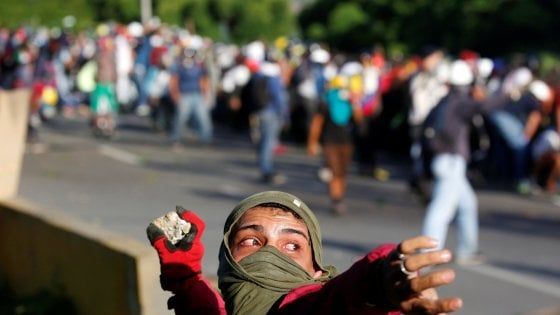 Venezuela: cortei e scontri a Caracas, ucciso un paramedico a Maracaibo