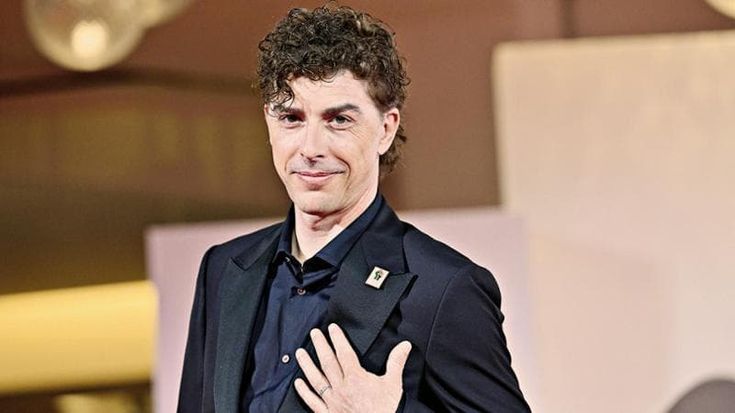 Michele Riondino: “Come padre sono un mezzo disastro, mi aiutano le mie figlie”