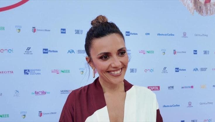 Serena Rossi: “Sono una mamma ansiosa, devo sapere sempre cosa fa mio figlio”