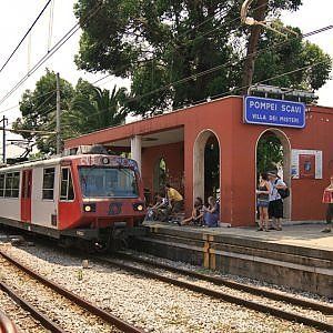 Napoli, vandali sulla Circum, arresti e denunce