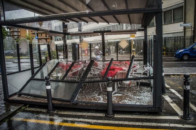 Bergamo, forte temporale in città: alberi sradicati e vetrine spaccate