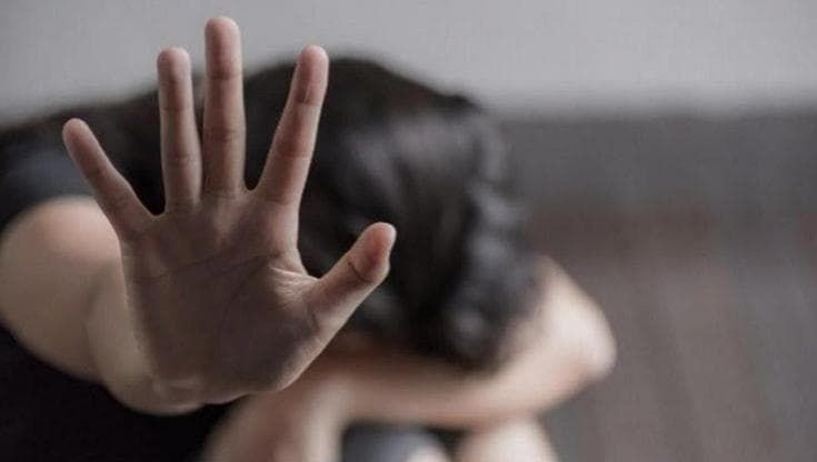 Tredicenne violentata dalla madre e dal suo compagno. La denuncia è partita dalla scuola