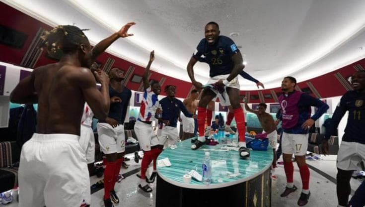 Francia, il trionfale rientro in ritiro dopo la vittoria sull'Inghilterra nei quarti del Mondiale