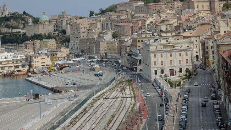 Ospedali e integrazione. A spasso per Ancona, la città “rossa” che prova a resistere agli assalti della destra 
