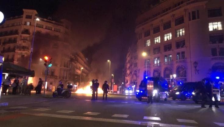 Barcellona, cassonetti a fuoco e cariche: notte di scontri tra manifestanti per la casa e polizia