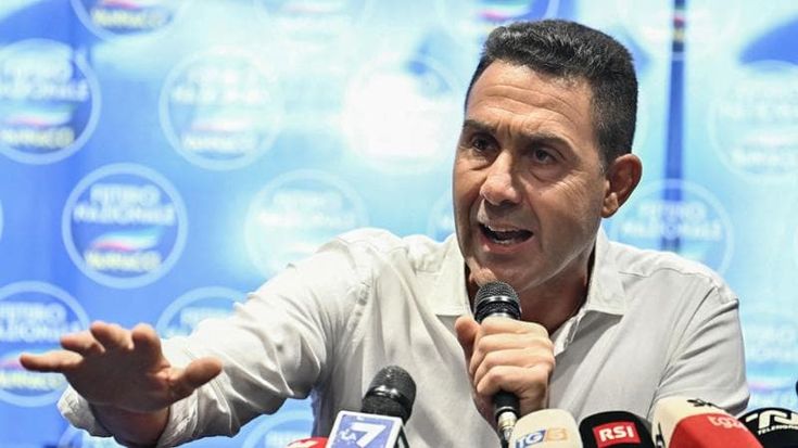 Vannacci: “Non esiste il femminicidio, il reato non serve”. E il suo deputato saluta i “camerati”