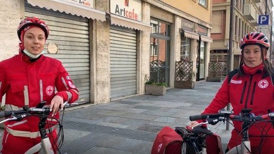 Coronavirus, Croce Rossa Parma in bici per consegnare i farmaci a chi non può uscire