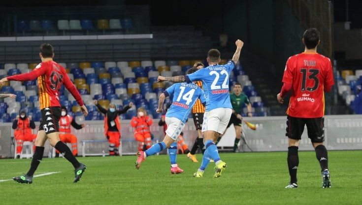 Napoli-Benevento 2-0: Mertens rialza gli azzurri