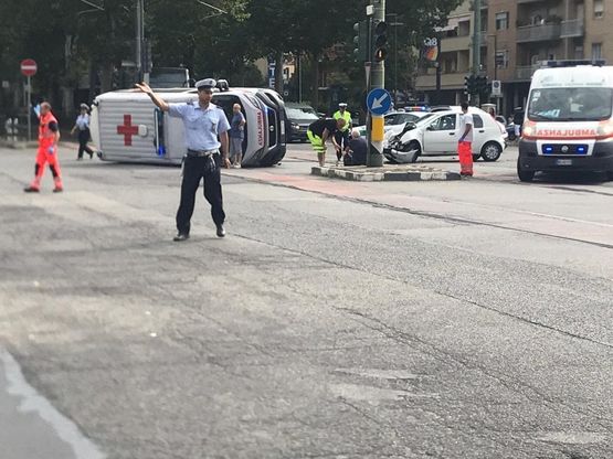Le scene del soccorso all'ambulanza ribaltata in corso Unione
