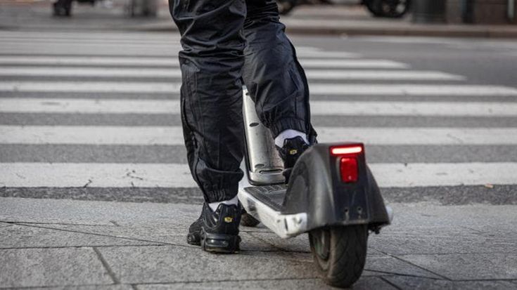 Doppio schianto in monopattino: cade, l’amico va a cercare dell’acqua, si ribalta e perde i sensi