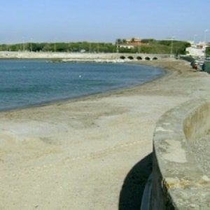 Livorno, fogna rotta all'Ardenza: scatta il divieto di balneazione